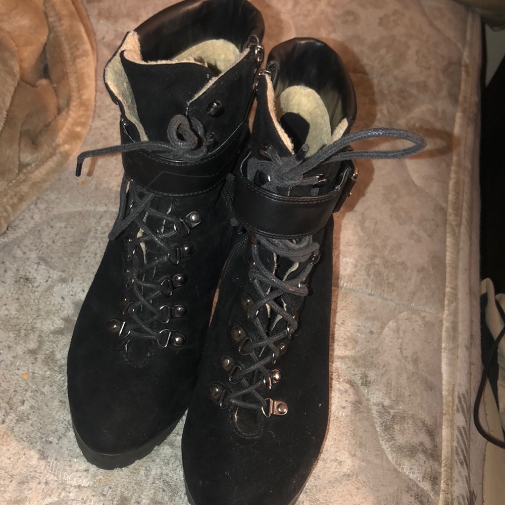 Selling black 5 inch hell boots in great condition